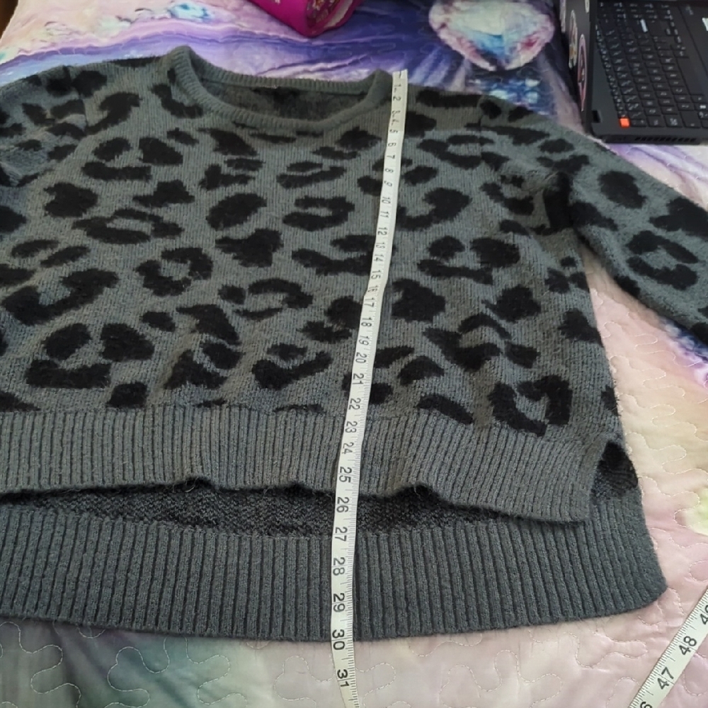 6/$15 Cozy Leopard Print Crewneck Sweater – Gray/Black (XXL) | By George - Picture 10 of 15